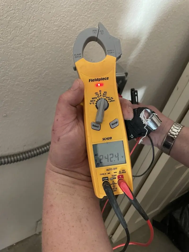 Voltage testing with clamp meter during Generator Installation in PiÃÂ±on Hills